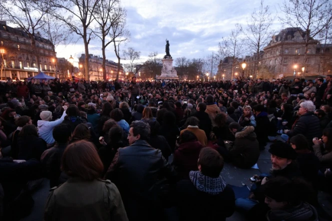 Des manifestants participent au mouvement "Nuit debout", le 11 avril 2016, place de la République à Paris
