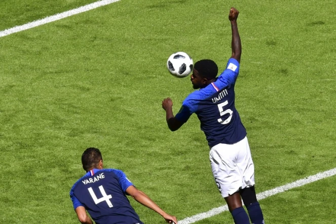 Le défenseur de l'équipe de France Samuel Umtiti fait une main dans la surface contre l'Australie, le 16 juin 2018 à Kazan