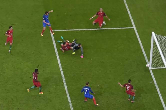 Le tir sur le poteau de l'attaquant français André-Pierre Gignac, en finale de l'Euro face au Portugal, le 10 juillet 2016 au Stade de France
