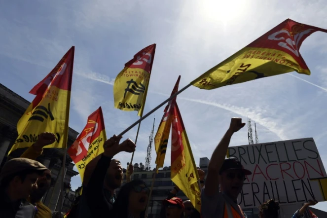 Des membres de la CGT-Cheminots manifestent contre la réforme du rail prévue par le gouvernement français, le 24 avril 2018 à Paris
