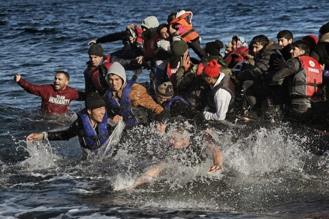 Des migrants venus de Turquie arrivent sur l'île grecque de Lesbos le 2 novembre 2015