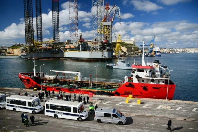 Des véhicules de police sur le quai du port de La Valette où est amarré le pétrolier ravitailleur Elhiblu 1, le 28 mars 2019 à Malte