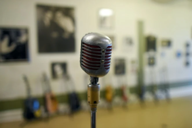 Un microphone dans un ancien studio d'enregistrement