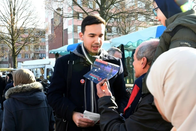 Un militant de "La France insoumise" de Mélenchon tracte le 15 février 2015 à Roubaix 