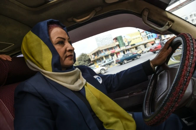 Parisa Haidary, au volant de son minibus à Kaboul, le 31 octobre 2019 en Afghanistan