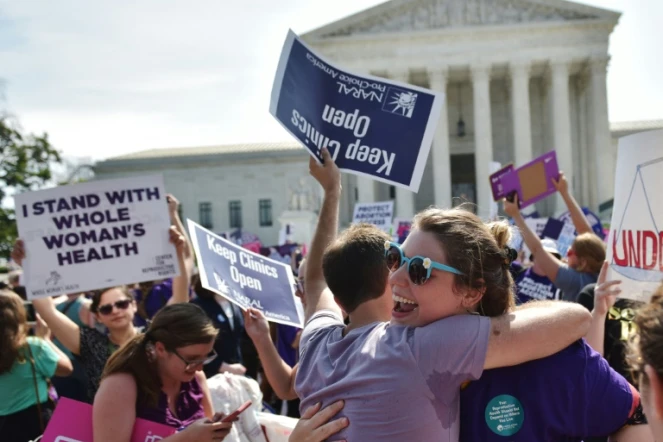 Des manifestants réagissent après une décision de la Cour suprême réaffirmant le droit à l'avortement, le 27 juin 2016 à Washington
