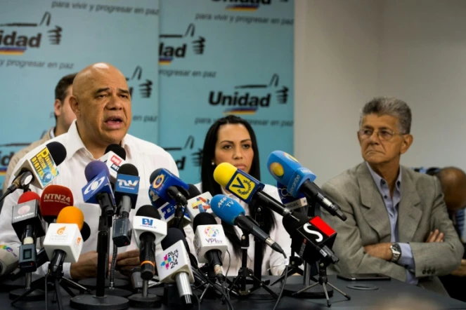 L'opposant vénézuélien  Jesus Torrealba (g), et le président de l'Assemblée nationale  Henry Ramos Allup (d), lors d'une conférence de presse à Caracas, le 5 septembre 2016