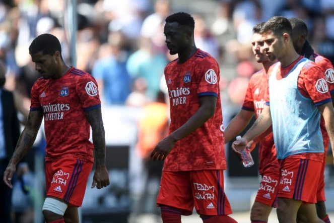 Les joueurs lyonnais quittent la pelouse d'Angers, après leur défaite (3-0), lors de la 2e journée de L1, le 15 août au Stade Raymond Kopa