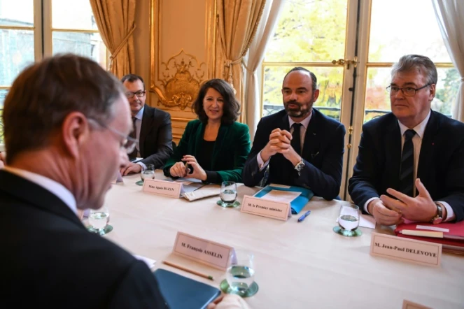 Le Premier ministre Edouard Philippe (c), la ministre de la Santé Agnès Buzyn (g) et le haut-commissaire à la réforme des retraites Jean-Paul Delevoye lors d'une réunion avec les partenaires sociaux à Matignon, le 25 novembre 2019 à Paris