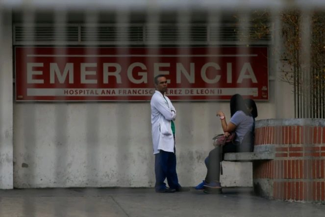 Un médecin se tient devant hôpital Ana Francisca Perez de Leon à Caracas, pendant la panne de courant, le 8 mars 2019
