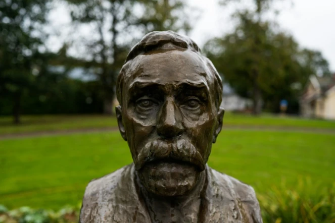 Buste d'Alfred Nobel devant le manoir de Bjoerkborn à Karlskoga en Suède, le 16 septembre 2021