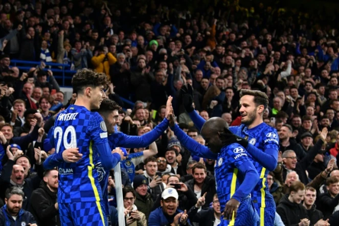 Les joueurs de Chelsea célèbrent le but de Christian Pulisic, enlacé par Kai Havertz, également buteur, contre Lille en 8e de finale de la Ligue des champions à Stamford Bridge, le 22 février 2022 
