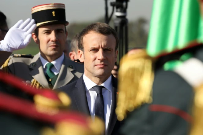 Le président français Emmanuel Macron à l'aéroport d'Alger le 6 décembre 2017