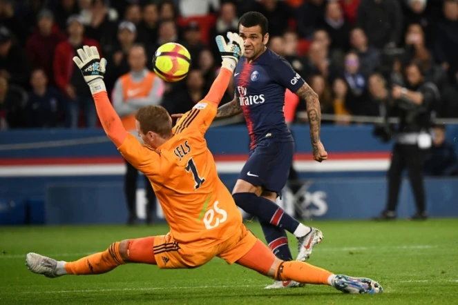 Le défenseur brésilien du PSG Dani Alves (d) face au gardien strasbourgeois Matz Sels, le 7 avril 2019 au Parc des Princes  