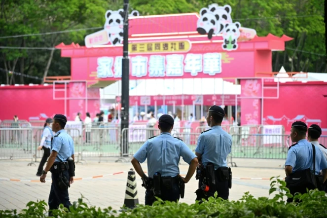 Des policiers chinois patrouillent dans le parc Victoria, où se sont tenues pendant des années des commémorations de la répression de Tiananmen, à Hong Kong, le 3 juin 2025