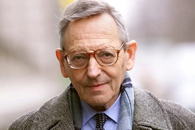 Le biologiste français François Gros, à Paris, le 18 février 1999