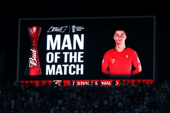 Un écran géant désigne Cristiano Ronaldo "L'homme du match" à l'issue de Portugal-Espagne, à Sotchi, le 15 juin 2018