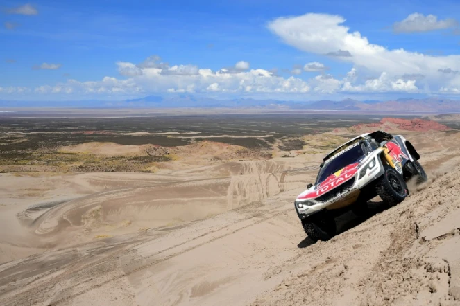 La Peugeot du Français Sébastien Loeb lors de la 4e étape du Dakar, entre San Salvador de Jujuy en Argentine et Tupiza en Bolivie, le 5 janver 2017