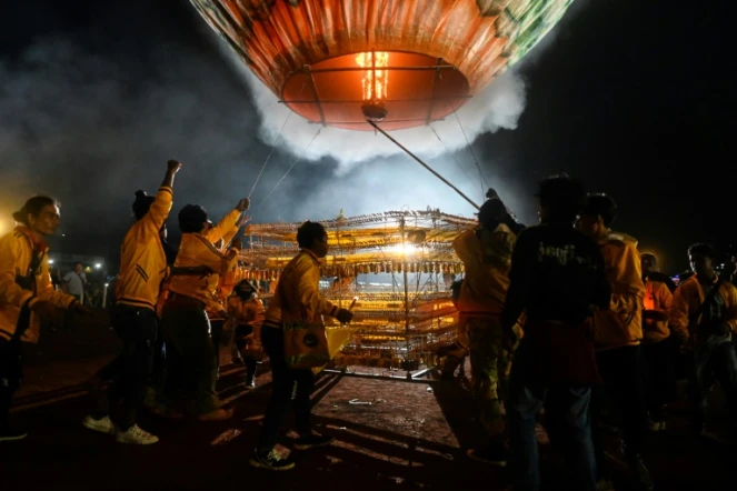Une équipe lance un ballon lors du festival des Lumières de Taunggyi, dans le nord-est de la Birmanie, événement traditionnel marquant la fin de la saison des pluies, le 4 novembre 2019