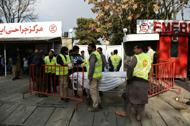 Du personnel médical devant un hôpital de l'ONG italienne Emergency à Kaboul, le 12 novembre 2018