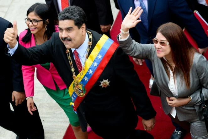 Le président du Venezuela, Nicolas Maduro, flanqué de son épouse Cilia Flores (d) et de la présidente de l'Assemblée constituante Delcy Rodriguez (g), le 15 janvier 2018 à leur arrivée à l'Assemblée nationale à Caracas