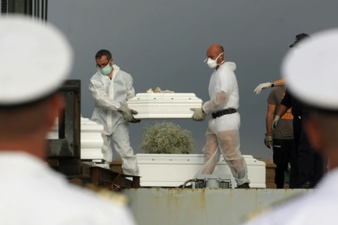 Des hommes transportent un cercueil hors du patrouilleur Libra à Porto Empedocle, le 15 octobre 2013