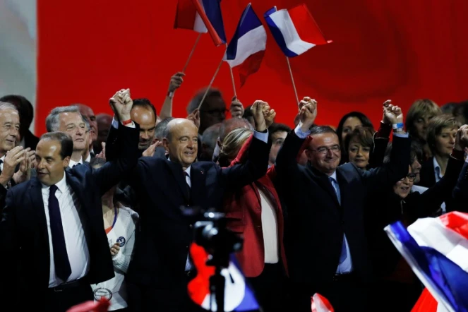 Alain Juppé entouré de ses soutiens lors d'un meeting au Zénith le 14 novembre 2016 à Paris