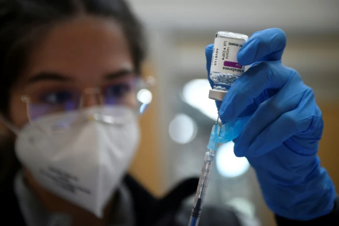 Une infirmière remplit une seringue avec une dose du vaccin du laboratoire AstraZeneca à Vigo en Espagne, le 13 mars 2021