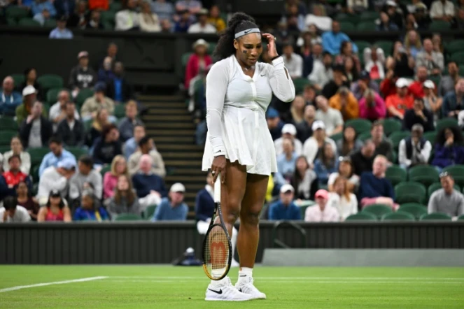 Serena Williams le 28 juin 2022 sur le Centre Court de Wimbledon lors de sa défaite face à la Française Harmony Tan. Parfois empruntée, pas toujours bien placée, voire un peu perdue sur le court, l'Américaine n'a pas su imposer sur la longueur du match son jeu si puissant et intimidant qui a fait sa force
