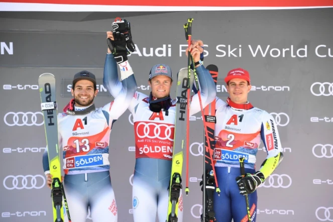 Le vainqueur du géant de Sölden Alexis Pinturault (c) pose sur le podium avec Mathieu Faivre (g) et le Slovène Zan Kranjec, arrivé 3e, le 27 octobre 2019 