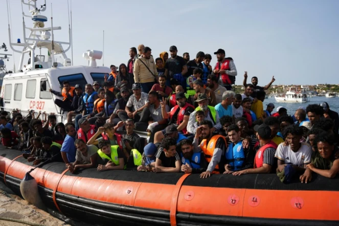 Des migrants arrivent dans le port de Lampedusa, le 18 septembre 2023 en Italie