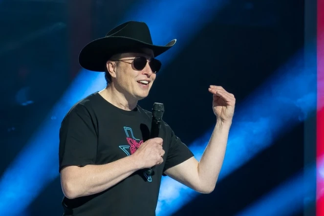 Elon Musk s'adresse au public lors de l'inauguration de sa nouvelle usine Tesla à Austin (Texas) le 7 avril 2022