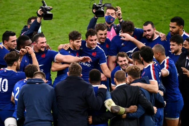 Les joueurs du XV de France ravis de leur succès contre l'Irlande en Six Nations au stade de France, à Saint-Denis, le 31 octobre 2020