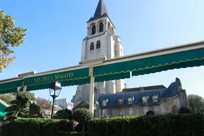 Photographie de l'église de Saint-Germain-des-prés à Paris et de la terrasse du célèbre café Les Deux Magots prise le 3 octobre 2016