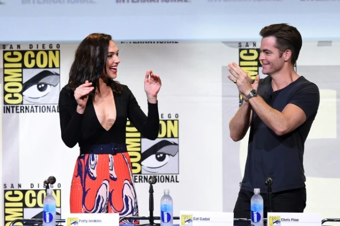 L'actrice Gal Gadot (G) et l'acteur Chris Pine lors de la présentation de "Wonder Woman" au Comic-Con 2016 à San Diego (Californie), le 22 juillet 2016 