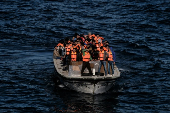 Des réfugiés et des migrants arrivent sur l'île grecque de Lesbos après avoir traversé la mer Egée depuis la Turquie, le 26 octobre 2015
