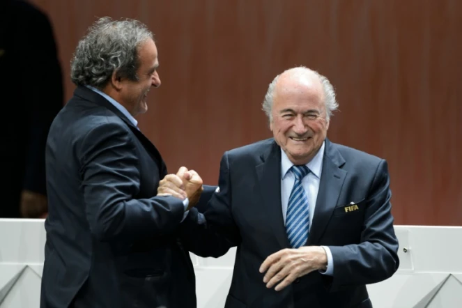 Le président de la Fifa Sepp Blatter félicité par celui de l'UEFA Michel Platini après sa réélection, le 29 mai 2015 à Zurich