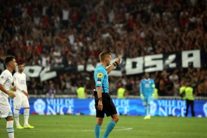 L'arbitre français Clément Turpin interrompt momentanément le match entre Nice et Marseille à l'Allianz Riviera, le28 août 2019