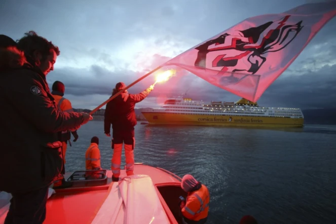 Des membres du Syndicat des travailleurs corses (STC) s'apprêtent à bloquer l'accostage d'un ferry à Ajaccio, le 4 mars 2022