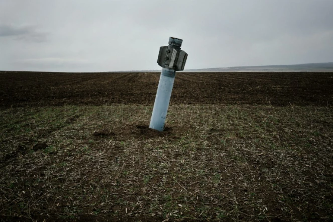 Photo du 7 avril 2015 d'un missile non explosé dans un champ près du village de Dmitrivka en Ukraine