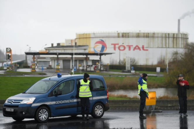 Des gendarmes devant la raffinerie Total de Gonfreville-l'Orcher, près du Havre, après un incendie qui s'est décalré dans la nuit, le 14 décembre 2019