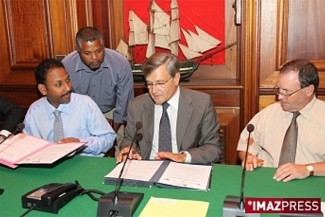 Mardi 1er septembre 2009 Signature de la convention entre la BNP Paribas et la mission intercommunale de l'Ouest dans le cadre du dispositif &quot;Contrat d'autonomie&quot; (photo: Thomas Vitry)