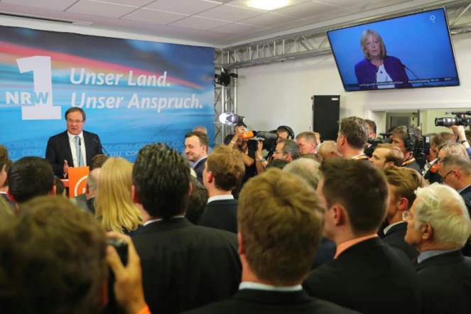 Le conservateur de la CDU Armin Laschet (g) a remporte les élections locales en Rhénanie du Nord-Westphalie, devant les sociaux-démocrates du SPD menés par Hannelore Kraft (à la télévision), le 14 mai 2017 à Dusseldorf