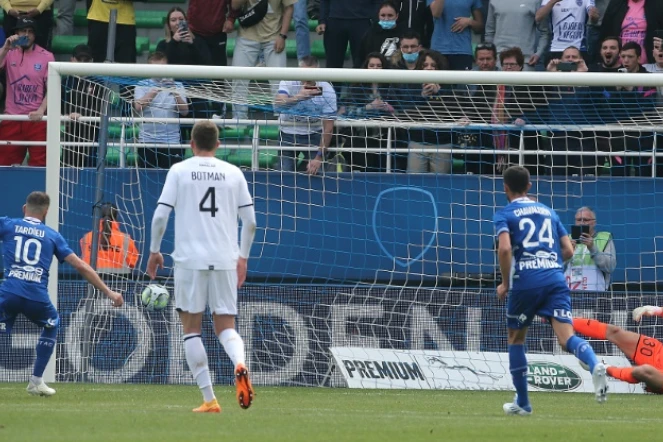 Florian Tardieu inscrit un de ses deux penalties contre Lille, le 1er mai 2022 au stade de l'Aube