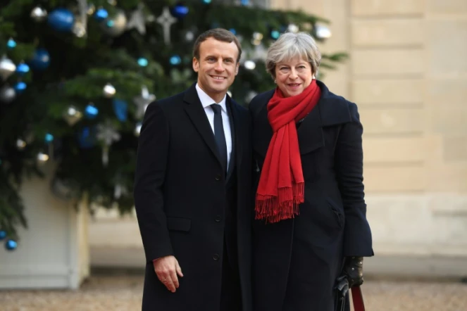 Le président français Emmanuel Macron et la Première ministre britannique Theresa May à Paris, le 12 décembre 2017