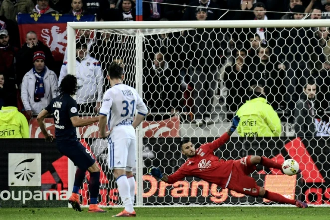 Le buteur parisien Edinson Cavani ouvre le score sur penalty contre Lyon au Parc OL, le 27 novembre 2016