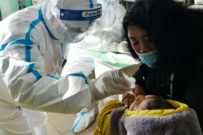 Un soignant prend un échantillon de sang d'un enfant le 7 janvier 2021 à Shijiazhaung, en Chine