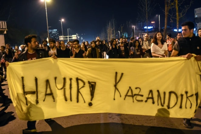 Les partisans du non au référendum en Turquie à Istanbul le 16 avril 2017