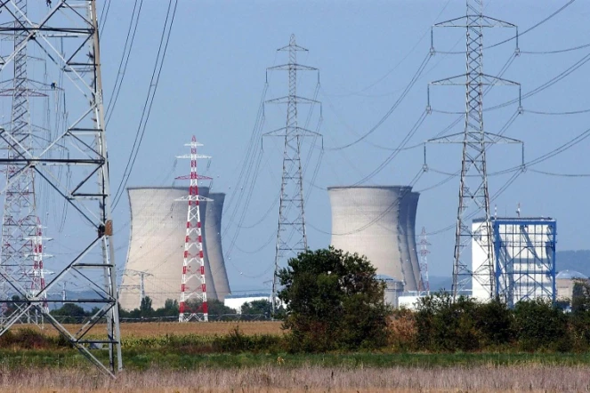 Photo de la centrale nucléaire du Bugey prise le 11 août 2003 près d'Ambérieu en Bugey