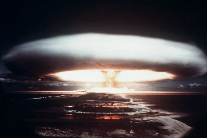 Une photo prise en 1971 montre un essai nucléaire français à Moruroa dans le Pacifique